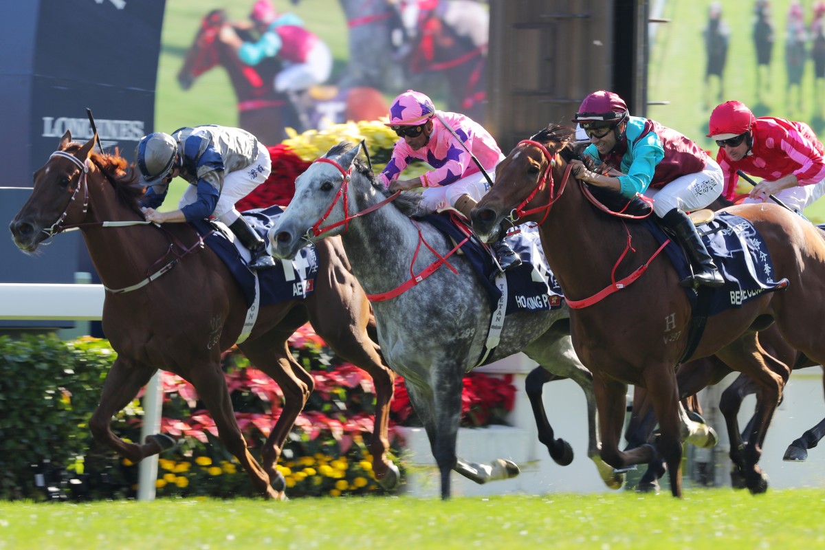 Aethero (inside) is overhauled by Hot King Prawn (middle) and Beat The Clock (outside) at Sha Tin on Sunday. Photos: Kenneth Chan