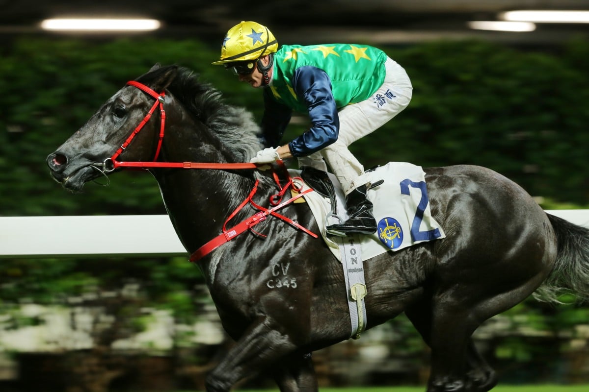 Zac Purton guides Reliable Team to victory at Happy Valley. Photos: Kenneth Chan
