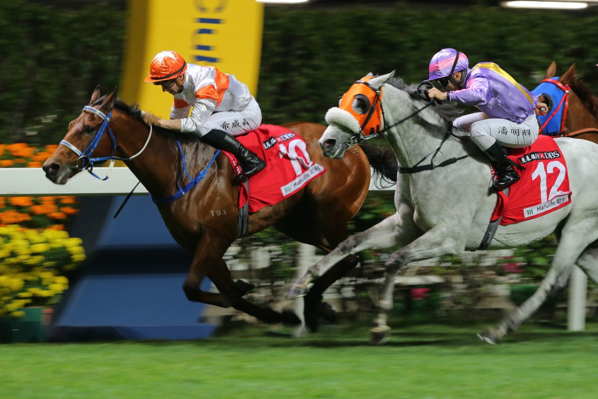 Lyle Hewitson salutes aboard Kiram at Happy Valley on Wednesday night. Photos: Kenneth Chan