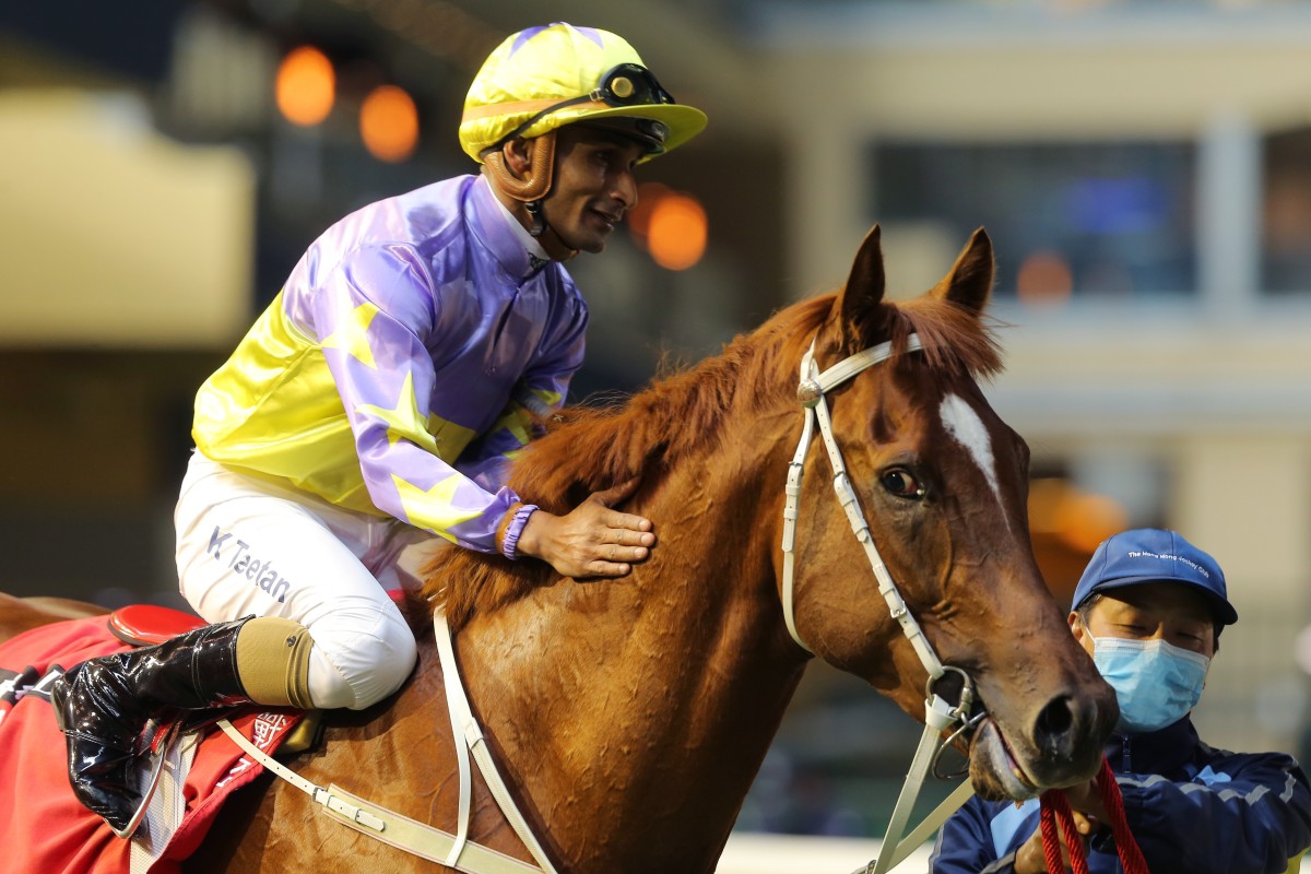 Karis Teetan pats Californiadeepshot after winning on debut at Happy Valley. Photos: Kenneth Chan