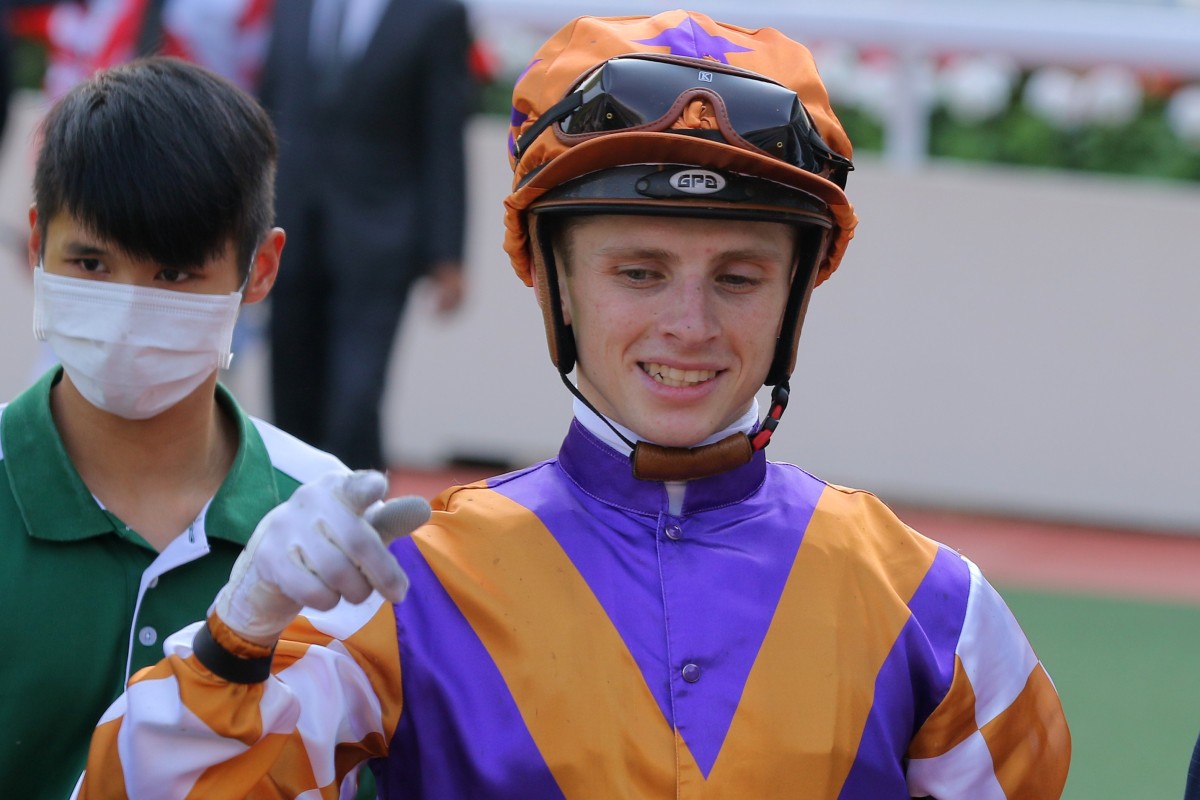Lyle Hewitson talks to connections after riding Happy Alumni. Photos: Kenneth Chan