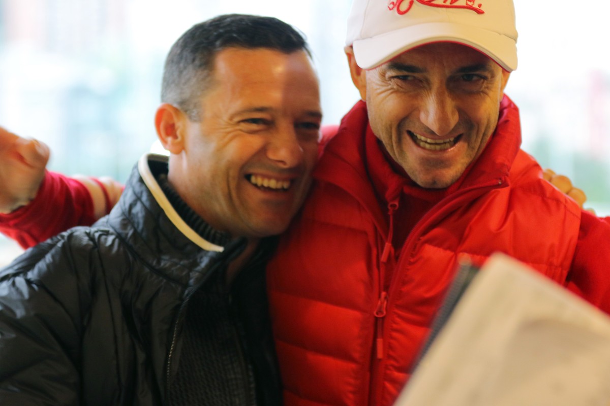 Brett Prebble catches up with Douglas Whyte at the Happy Valley barrier trials on January 18. Photos: Kenneth Chan