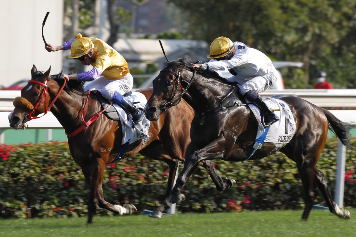 Playa Del Puente (inside) fights it out with Golden Sixty in the dying stages of last month’s Derby. Photos: Kenneth Chan