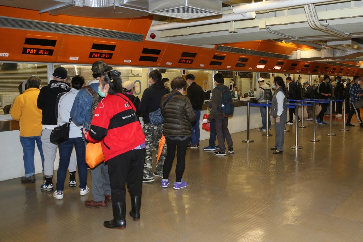 Customers line up to place bets at Sha Tin. Photos: Kenneth Chan