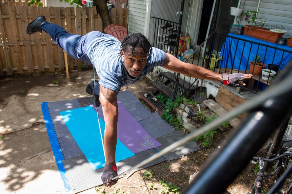 Antino Pansa, 20, a student and circus artist specialising in slackline, trains in his backyard in Montreal, Canada. Students soon to graduate from Montreal's esteemed National Circus School expect months of uncertainty but have tried, as best they can, to keep up their skills during a three-month pandemic lockdown. (Photo by Sebastien St-Jean / AFP)