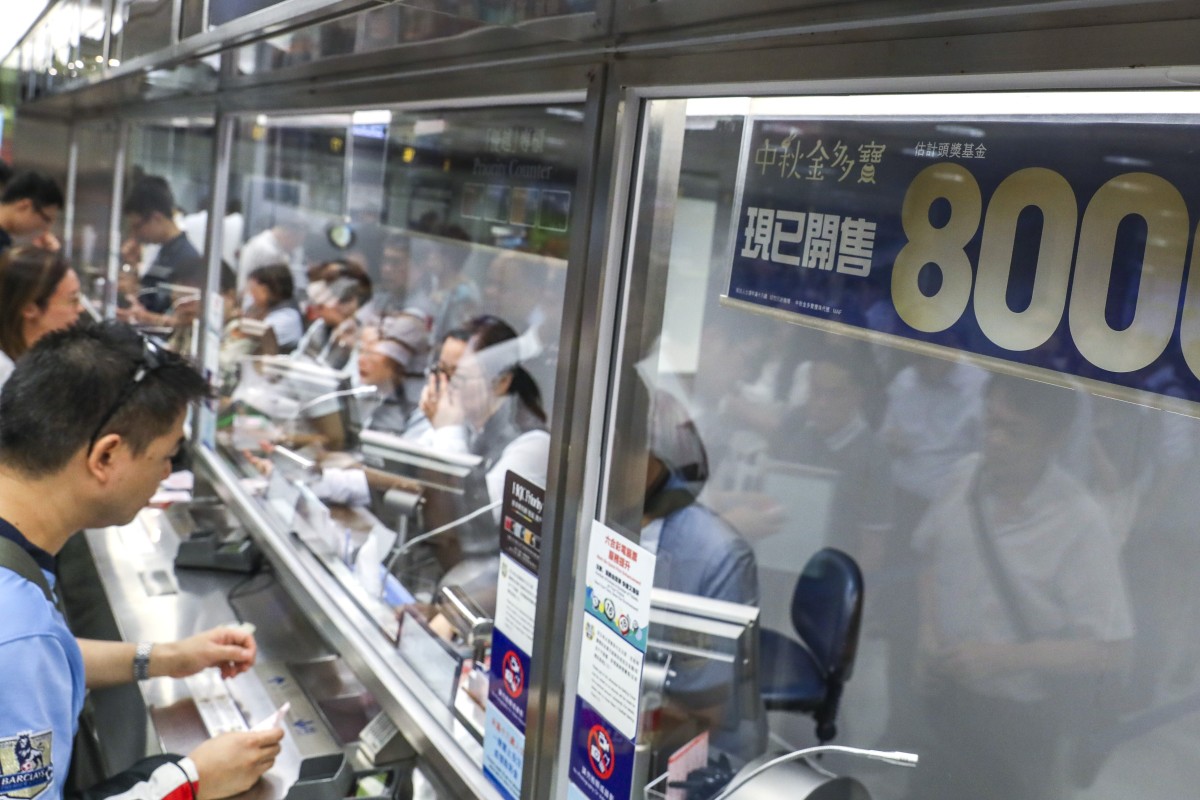 Racing fans bet in Hong Kong. Photos: Kenneth Chan