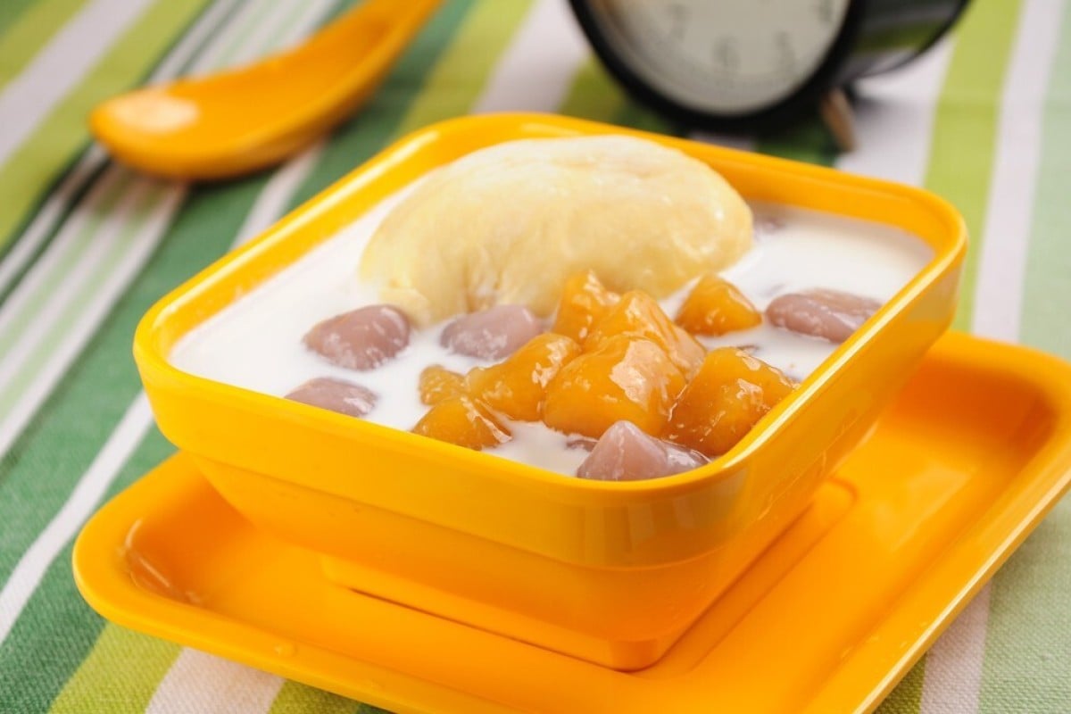 Try some Cantonese-style 'tong sui' or sweet soup for dessert.