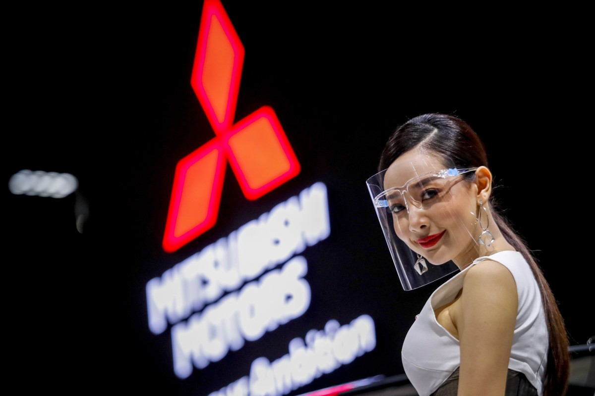 Sure, a model’s smile is part of their job, but for now, it’s needs to stay behind a mask. Photo: EPA-EFE