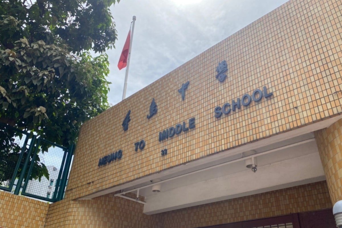 Heung To Middle School suspended a student for a week for displaying a slogan which may violate the law.