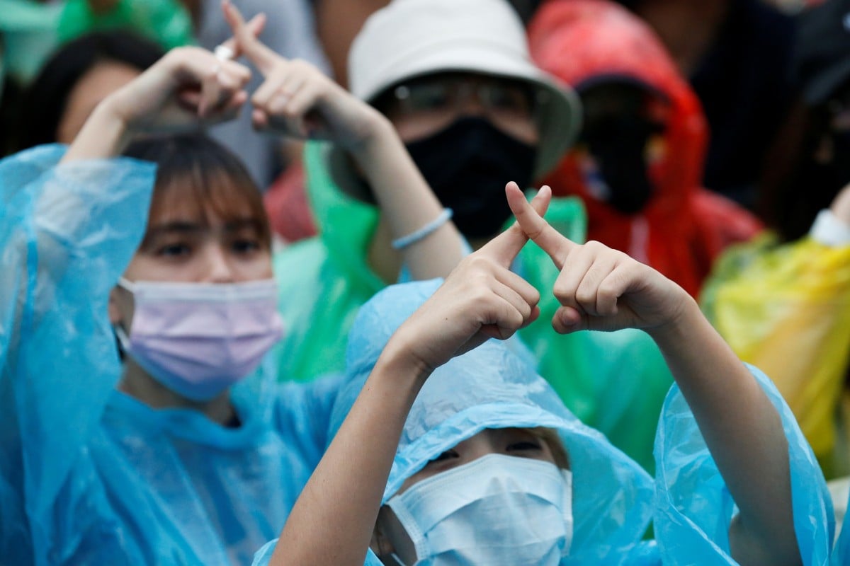 Pro-democracy protesters attend an anti-government demonstration, in Bangkok, Thailand October 18, 2020. Picture taken on October 18, 2020. REUTERS/Soe Zeya Tun