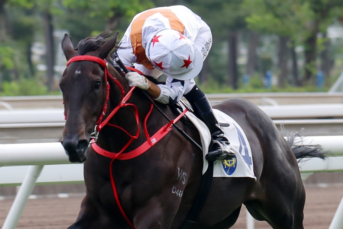 Joao Moreira looks over his shoulder as Courier Wonder cruises to a dominant debut win. Photos: Kenneth Chan