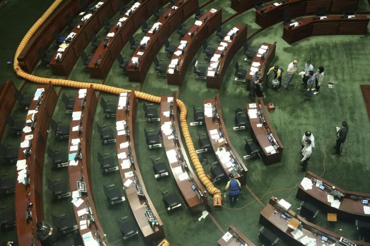A ventilation pipe had to be placed in the walkways of the main chamber of Legco after opposition lawmakers Ted Hui Chi-fun, Raymond Chan Chi-chuen and Eddie Chu Hoi-dick brought a foul-smelling liquid into the room.