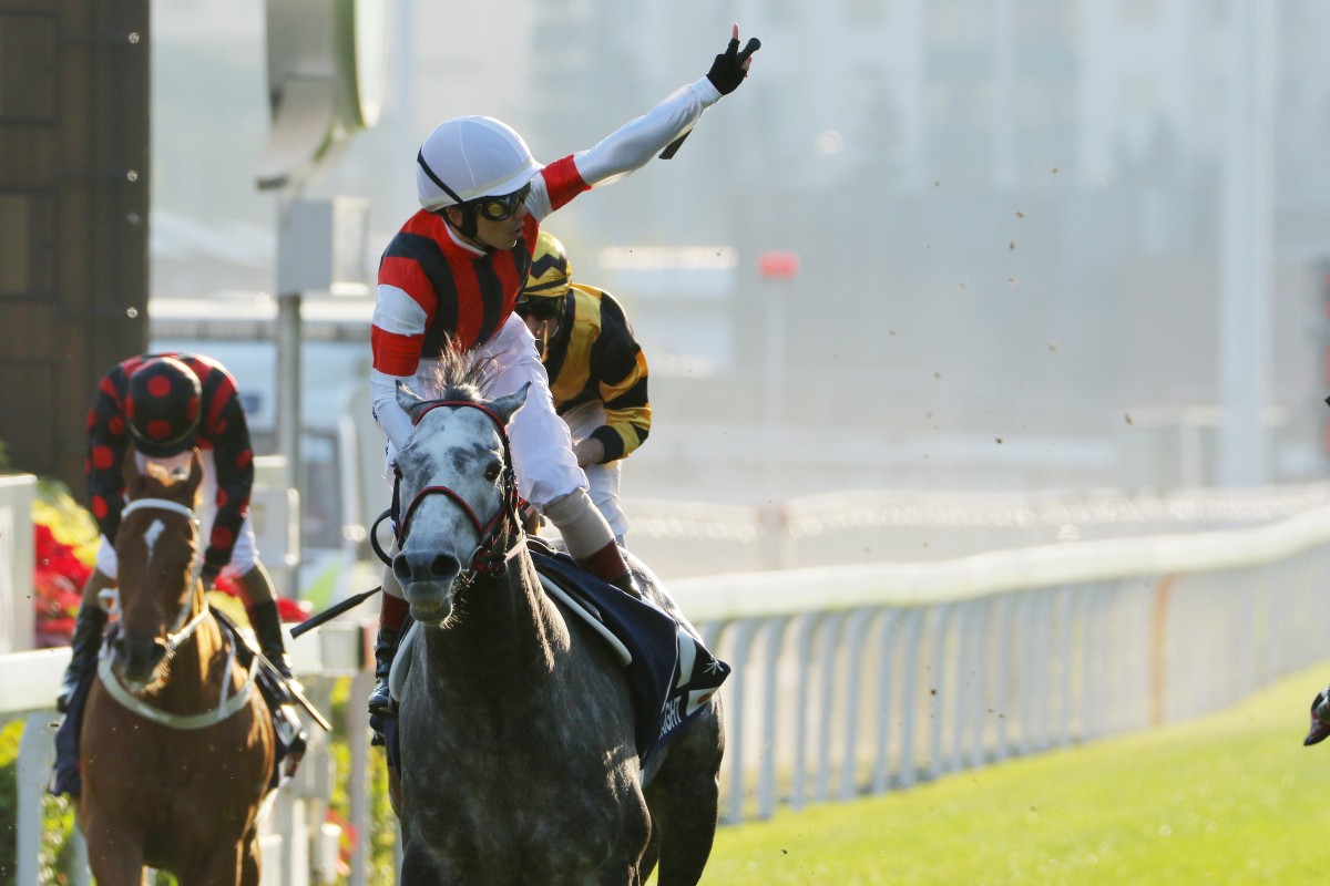 Masami Matsuoka salutes the crowd after Win Bright’s win in the 2019 Hong Kong Cup. Photos: Kenneth Chan