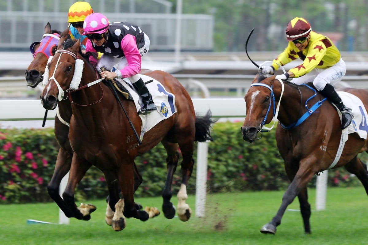 Beauty Generation (left) attempts to fend off Southern Legend (right). Photos: Kenneth Chan