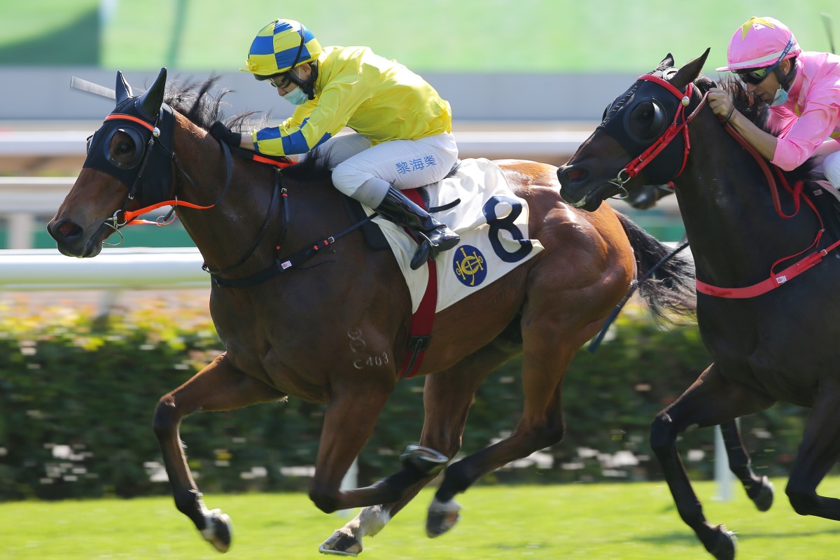 Moon Peaks holds off his rivals to win at Sha Tin on Saturday. Photos: Kenneth Chan