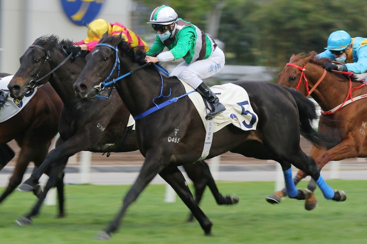 Super Football surges home to salute under Zac Purton. Photos: Kenneth Chan