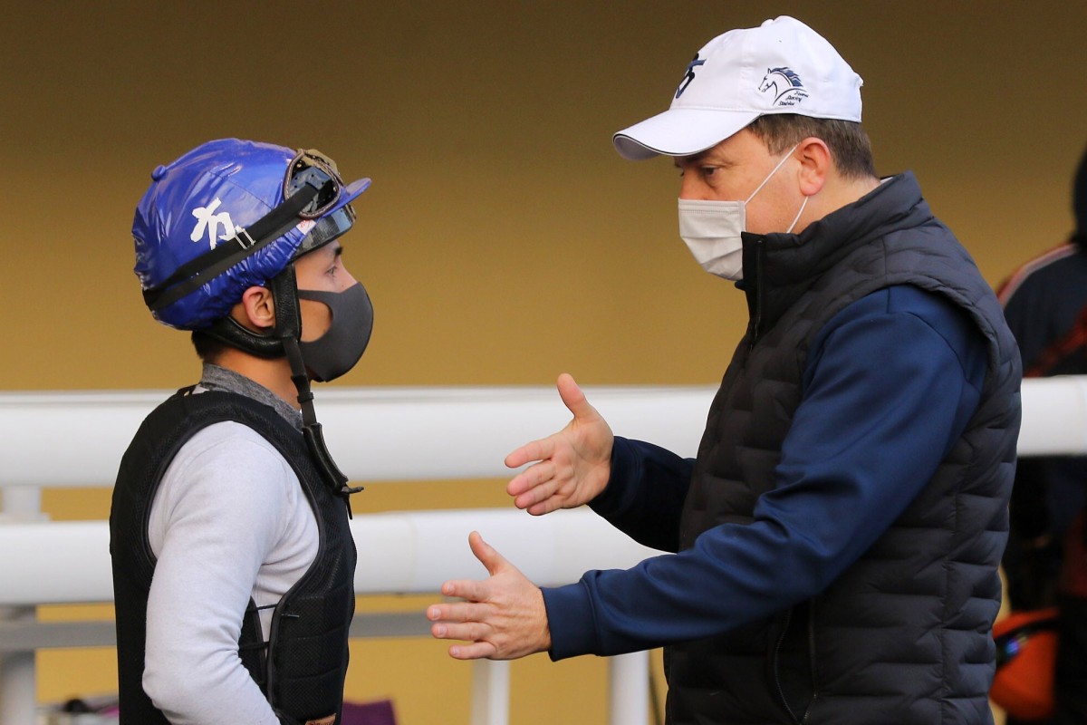 Caspar Fownes chats with Alfred Chan at the Happy Valley barrier trials on Saturday morning. Photos: Kenneth Chan