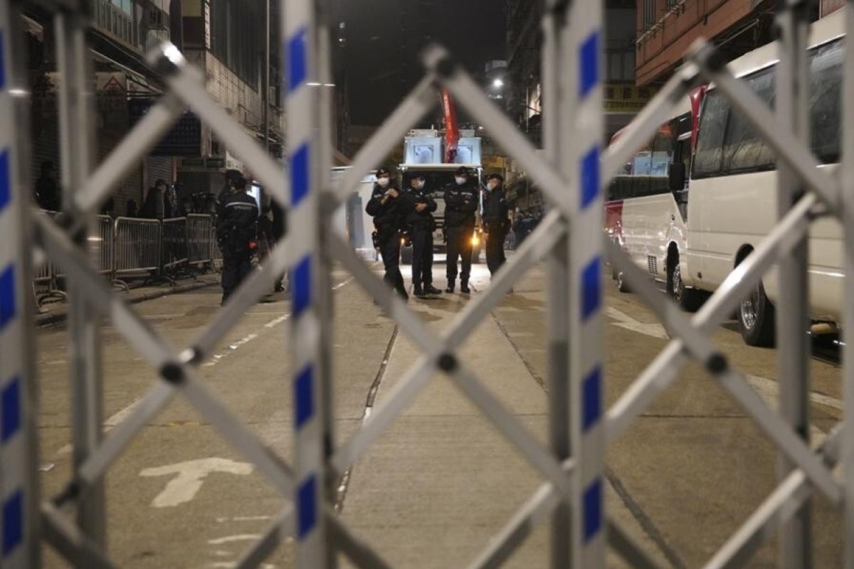 Police officers stand guard during an overnight lockdown in a Covid-19-hit section of Yau Ma Tei this week. Photo: SCMP/Winson Wong