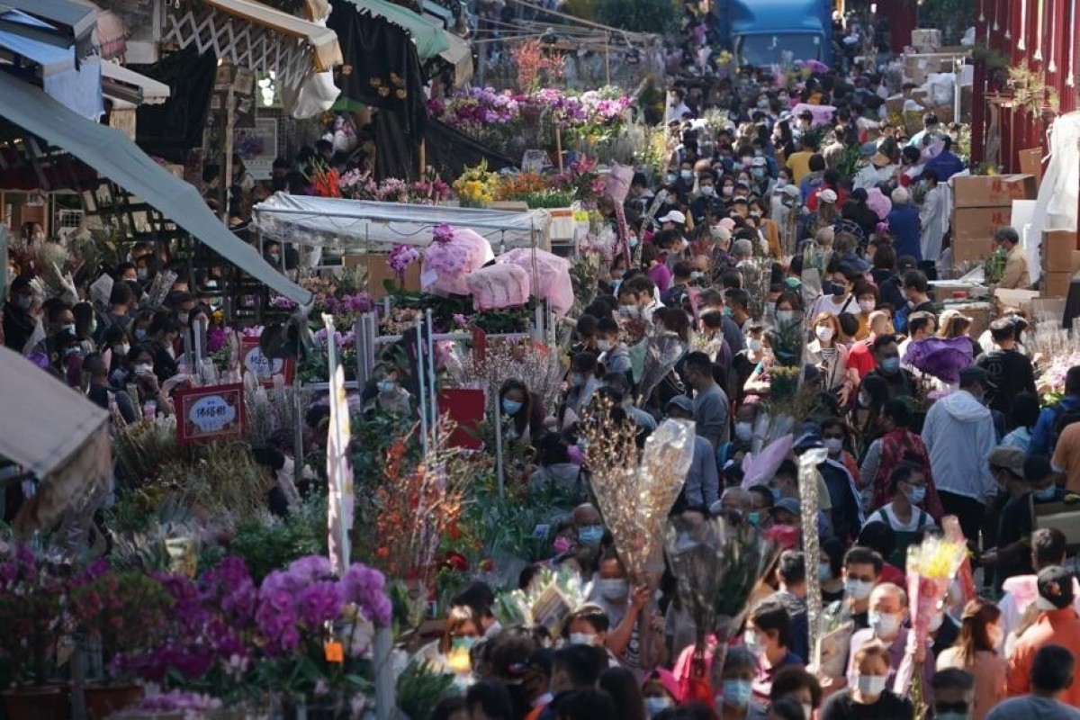 Hongkongers crowd the flower market in Prince Edward on Sunday ahead of Chinese New Year. Photo: SCMP/ Felix Wong