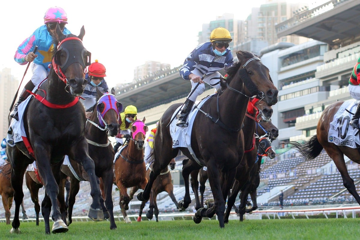 Healthy Happy (left) wins the Classic Cup on Sunday. Photos: Kenneth Chan