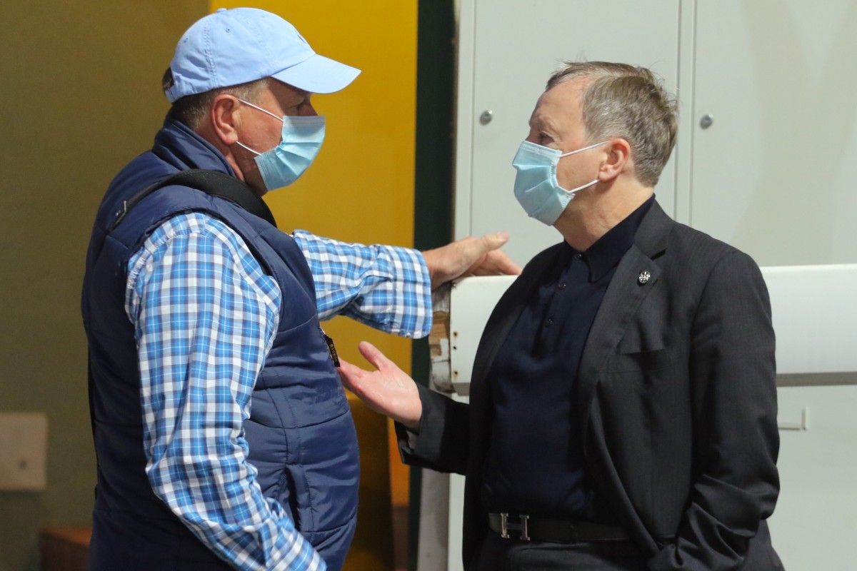 Jockey Club chief executive Winfried Engelbrecht-Bresges talks with trainer Tony Millard. Photos: Kenneth Chan