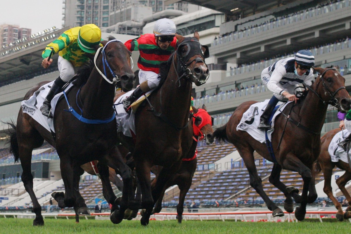 Sky Darci (left) and Russian Emperor fight out the finish of Sunday’s Hong Kong Derby. Photos: Kenneth Chan
