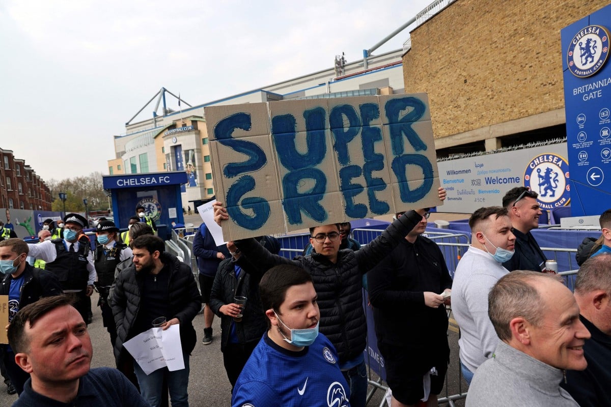 Football supporters demonstrate against the proposed European Super League outside of Stamford Bridge football stadium in London on April 20, 2021, ahead of the English Premier League match between Chelsea and Brighton and Hove Albion. Photo: AFP