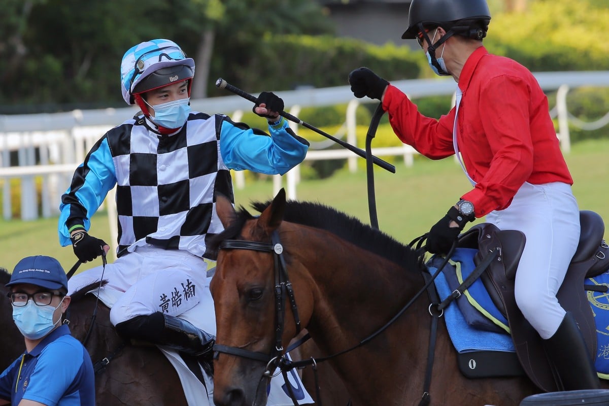 Jack Wong fist bumps the clerk of the course after breaking his drought. Photos: Kenneth Chan