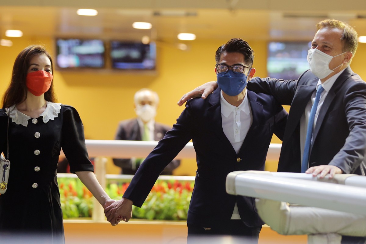 Caspar Fownes gives Aaron Kwok a hug after Dancer Fighter’s win at Happy Valley on Wednesday night. Photos: Kenneth Chan