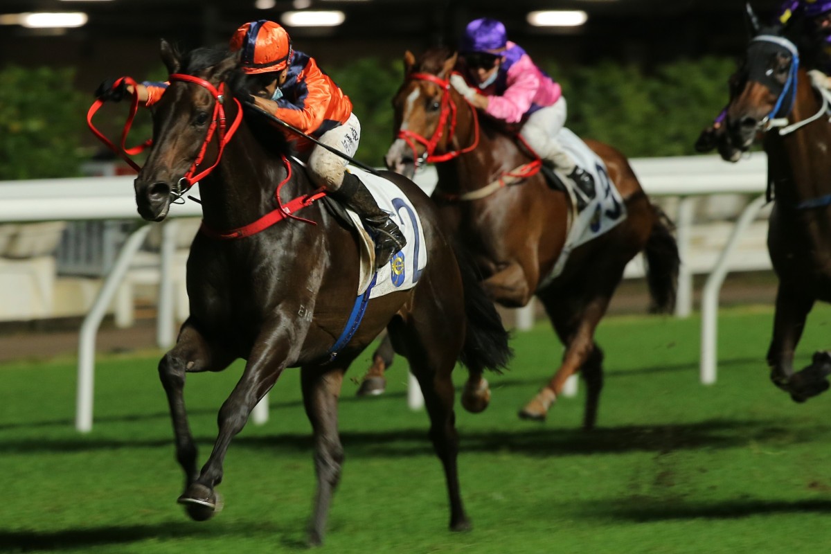 Vincent Ho guides Fa Fa to victory at Happy Valley on Wednesday night. Photos: Kenneth Chan