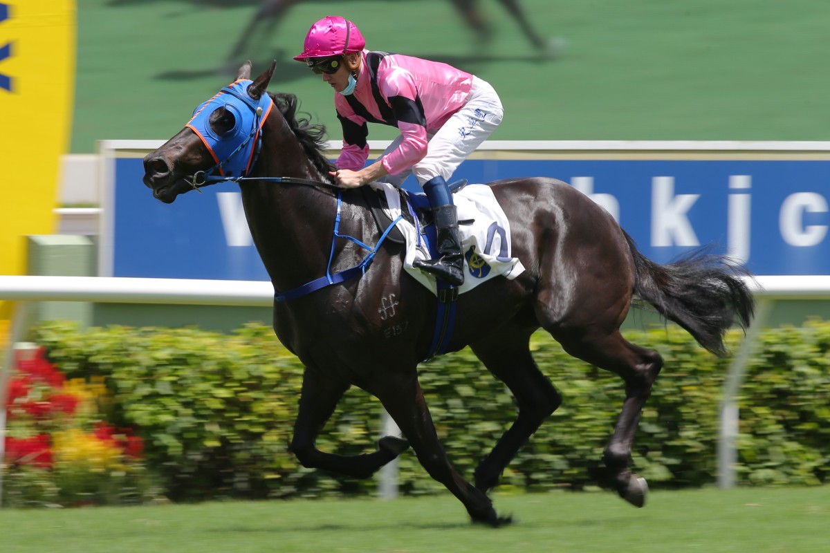 Chad Schofield salutes aboard Gluck Racer. Photos: Kenneth Chan