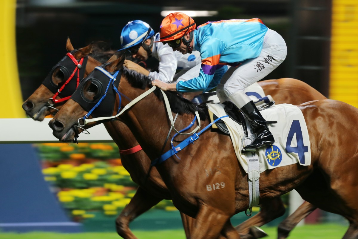 Zac Purton (outside) and Joao Moreira fight out a finish. Photos: Kenneth Chan