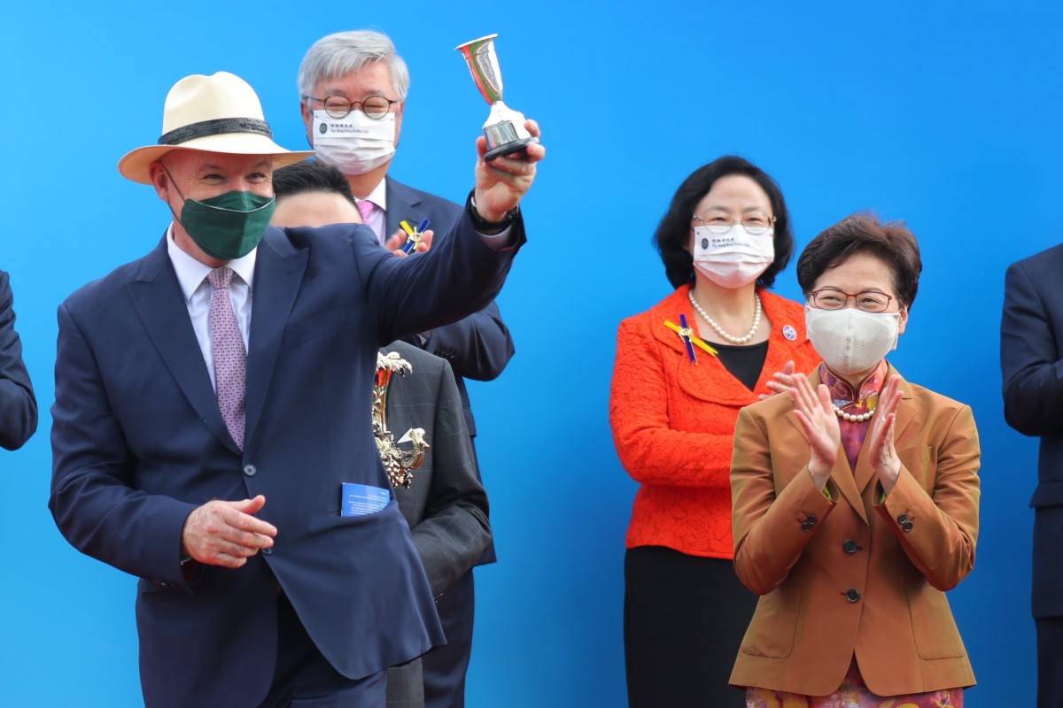 David Hayes collects the HKSAR Chief Executive’s Cup from Carrie Lam. Photos: Kenneth Chan