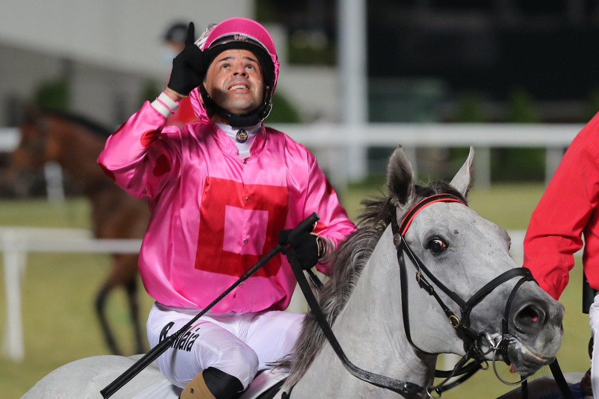 Ruan Maia looks to the sky after winning aboard Chancheng Prince at Sha Tin on Wednesday night. Photos: Kenneth Chan