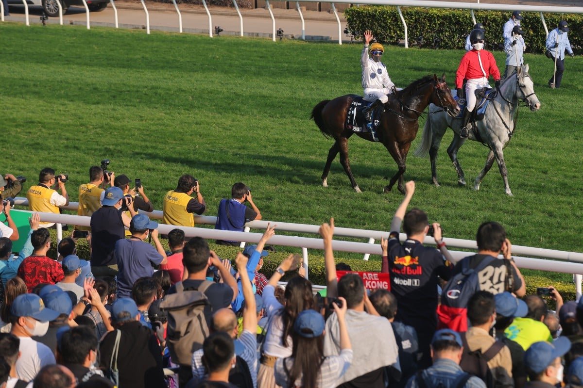 Vincent Ho celebrates with the fans after Golden Sixty’s win in the Group One Hong Kong Mile. Photos: Kenneth Chan