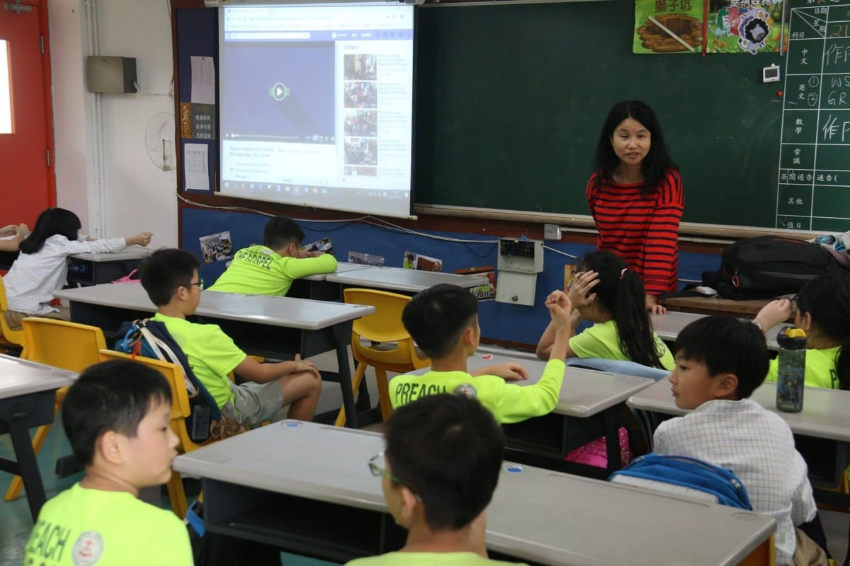Dr Isabella Ng explains to primary students about the refugee situation in Hong Kong.