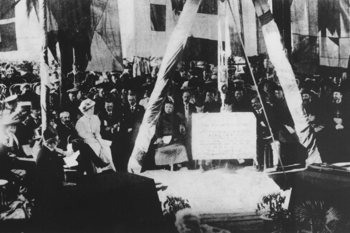 Mody was a renowned philanthropist. He helped to establish the University of Hong Kong, and gave a speech at the university's opening ceremony.