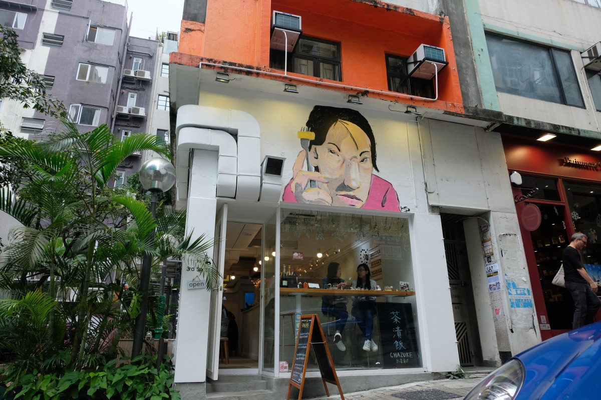 The mural at the entrance stands out in the district and sets the mood of the cafe.