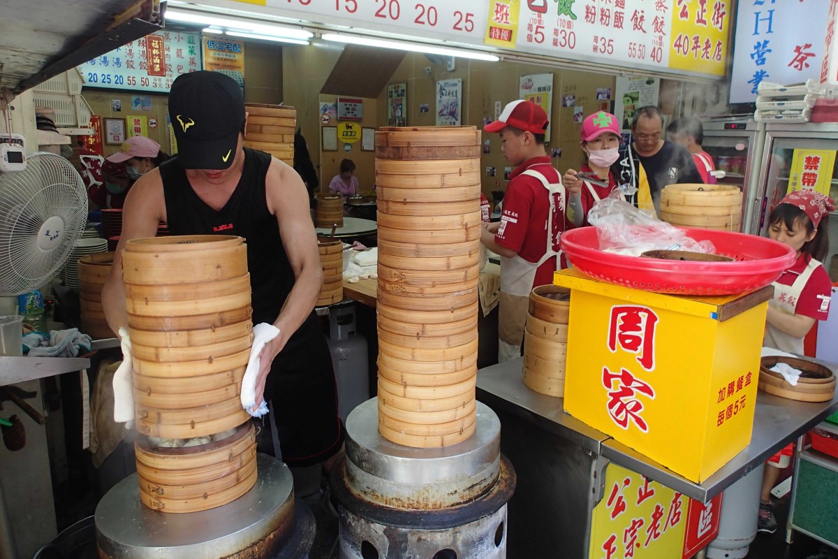 At HK$6 a basket, Zhoujia's steamed dumpling are delicious and excellent value for money.