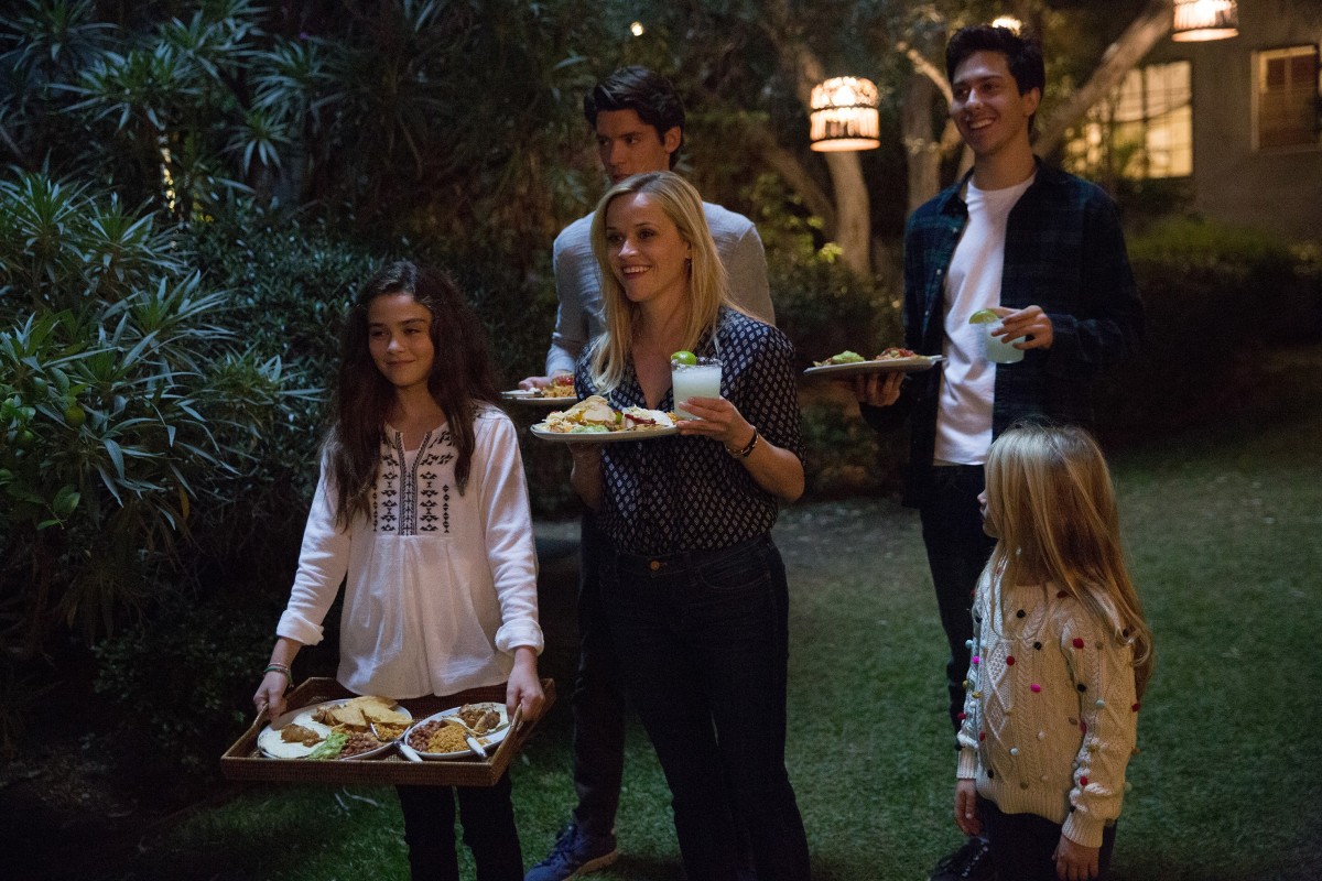 Newly-divorced mother-of-two Alice Kinney moves back Los Angeles and meets some new people.