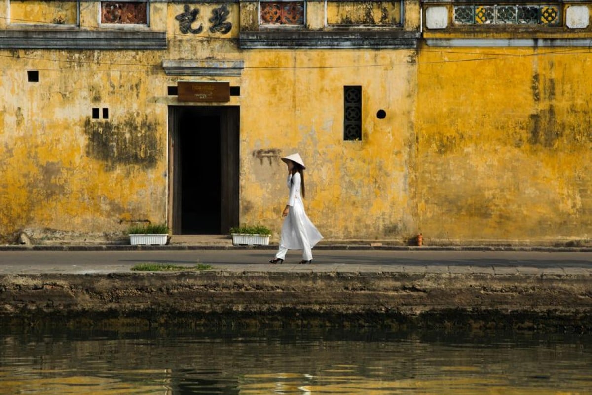 Réhahn is documenting the 54 ethnic groups of Vietnam in their traditional costumes.