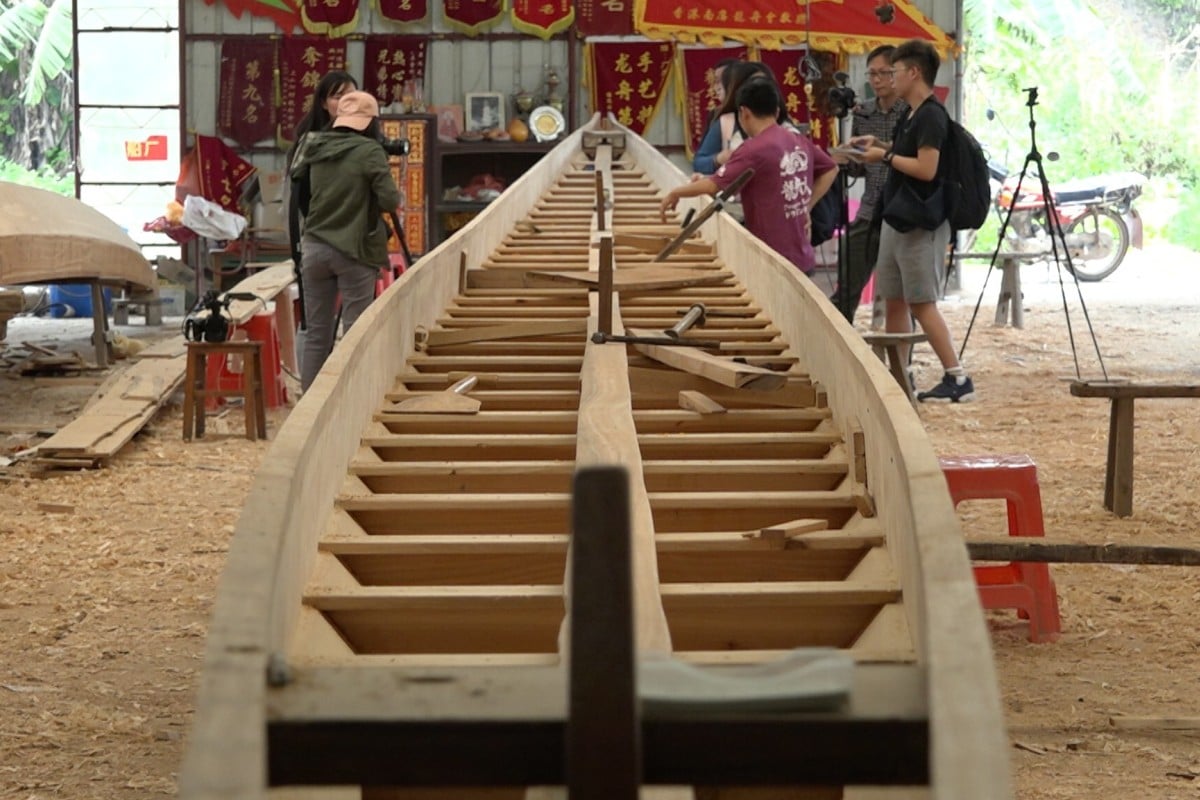 Building a dragon boat is different every time – its shape depends on the skills of the rowers.
