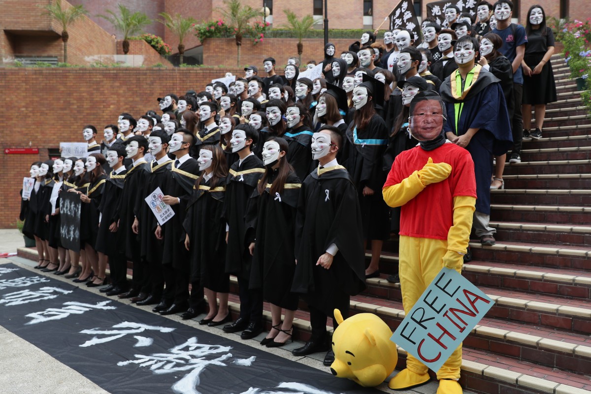 A flash mob at the Hong Kong Polytechnic University today protested against university head Teng Jin-Guang's refusal to shake hands with two students who wore masks to their graduation on Sunday.