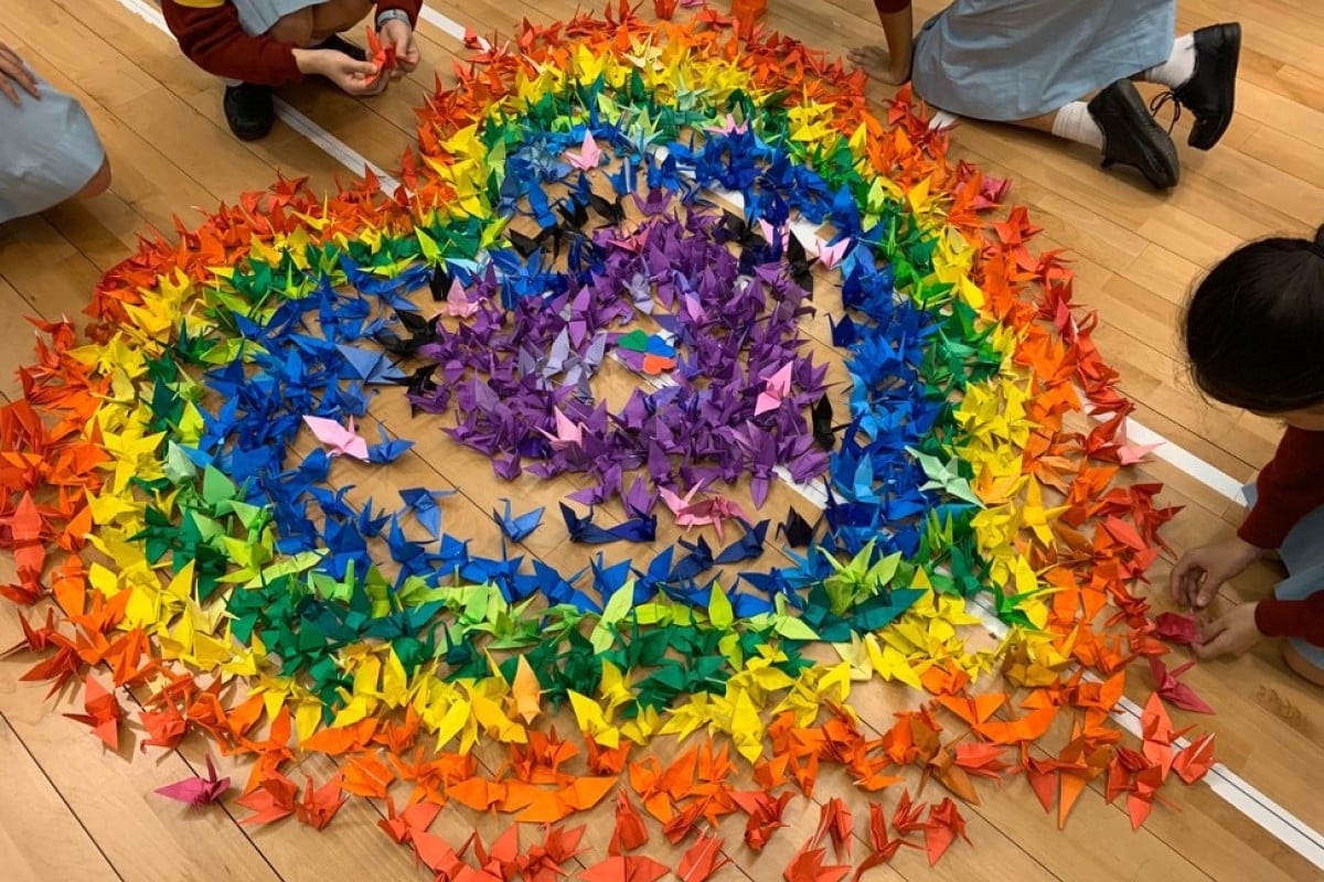 Over 300 students, alumni and staff gathered at the school hall of Christian and Missionary Alliance Sun Kei Secondary School, alma mater of Chow Tsz-lok, to fold origami cranes and make cards.