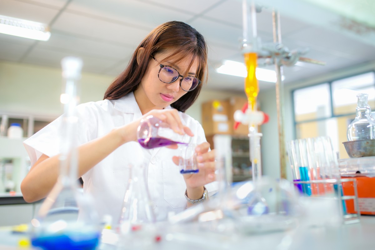 Сотрудниками науки. Старшеклассники в лаборатории Шаттерсток. Chemistry students. Pupil Chemistry. Learner Chemical.