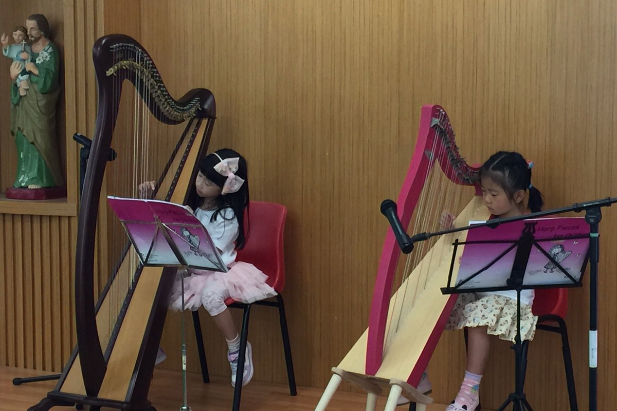 (L-R) Kaka Cheung Cheuk-ka and Summer Chu Zi-fei joins harp teacher Shela Au to perform.