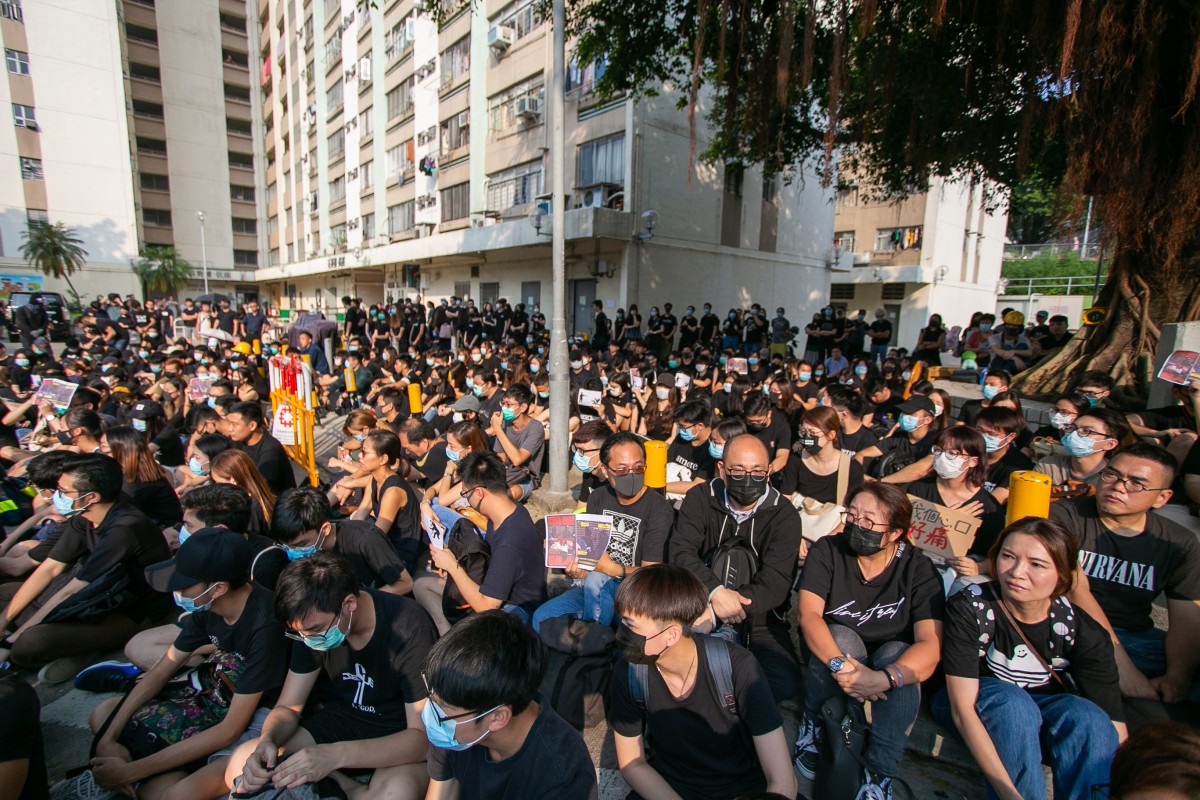 Several hundred students and alumni of Tsuen Wan Public Ho Chuen Yiu Memorial College staged a sit-in at the school gate on Wednesday morning.