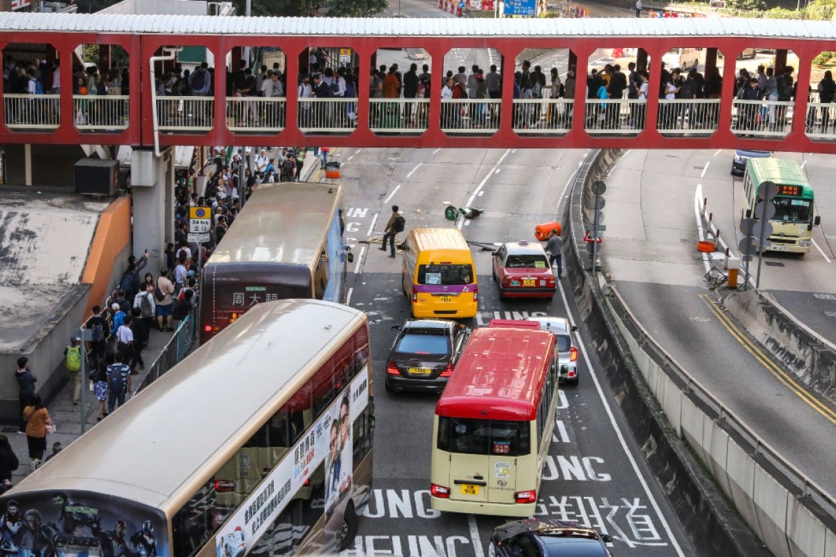 Due to traffic and safety concerns, the Education Bureau announced that parents should decide whether to send their children to school.