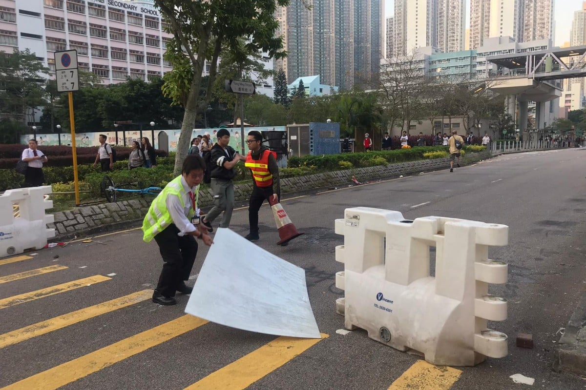 A TKO Roadblock is immediately cleared by people in KMB vests and some drivers. A driver said she wanted to go to work, “please don’t do this yet, let me go to work first”.
