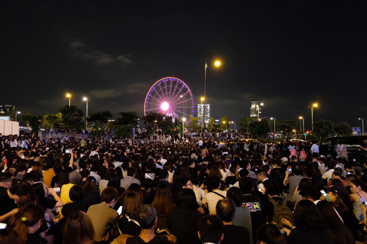 The anti-extradition bill protesters filled up Edinburgh Place by 8.15pm.
